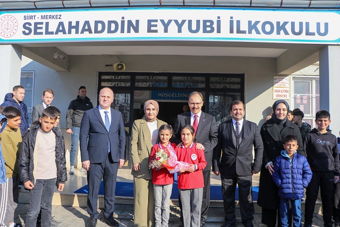 Valimiz Sayın Dr. Kemal Kızılkaya, Öğrencilerin Karne Heyecanına Ortak Oldu